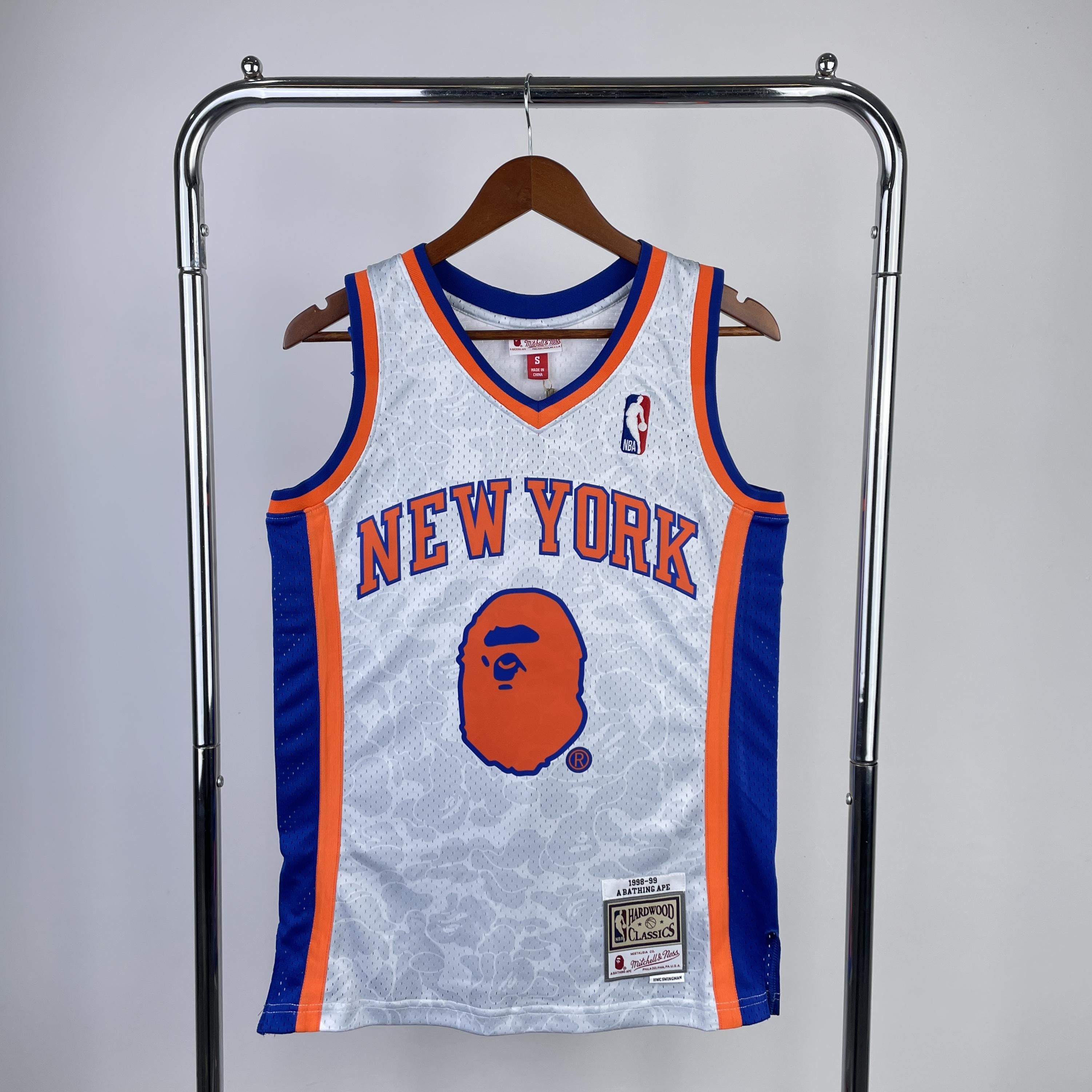 Regata Swingman BAPE X New York Knicks Mitchell & Ness Hardwood Classics 1998/99 - OGJERSEYSHOP