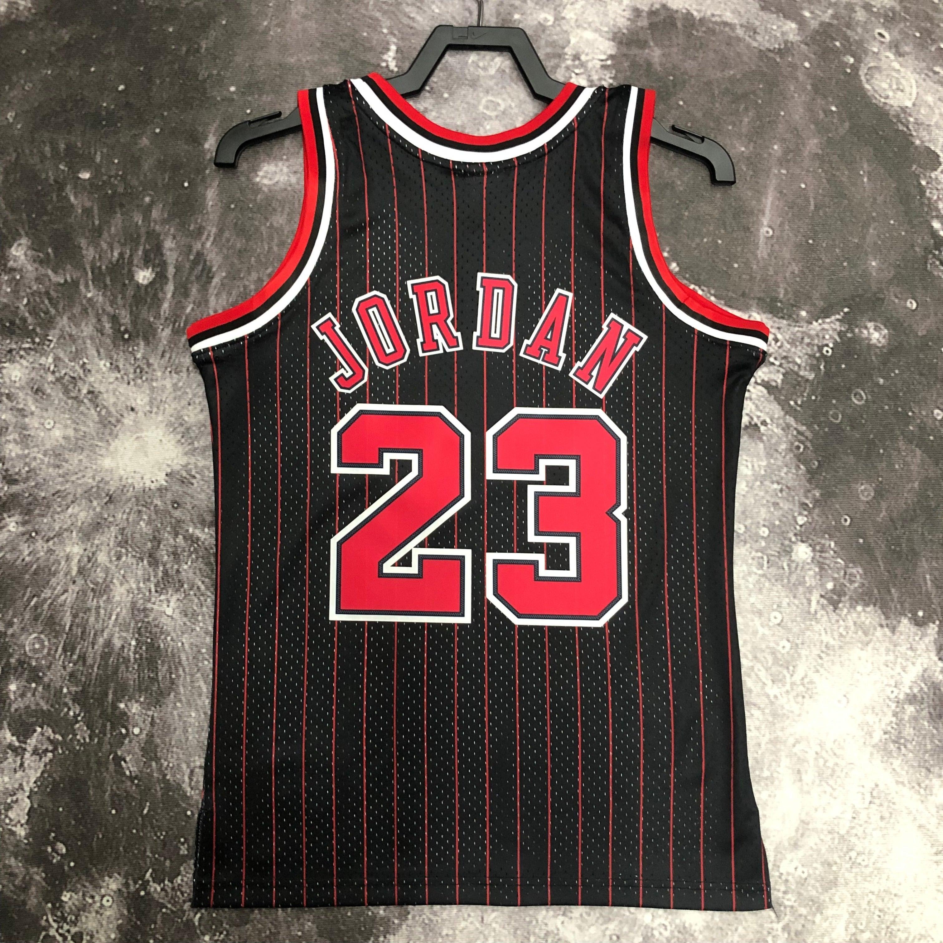 Regata Swingman Chicago Bulls Mitchell & Ness Hardwood Classics 1995/96 Preta/Vermelha - OGJERSEYSHOP