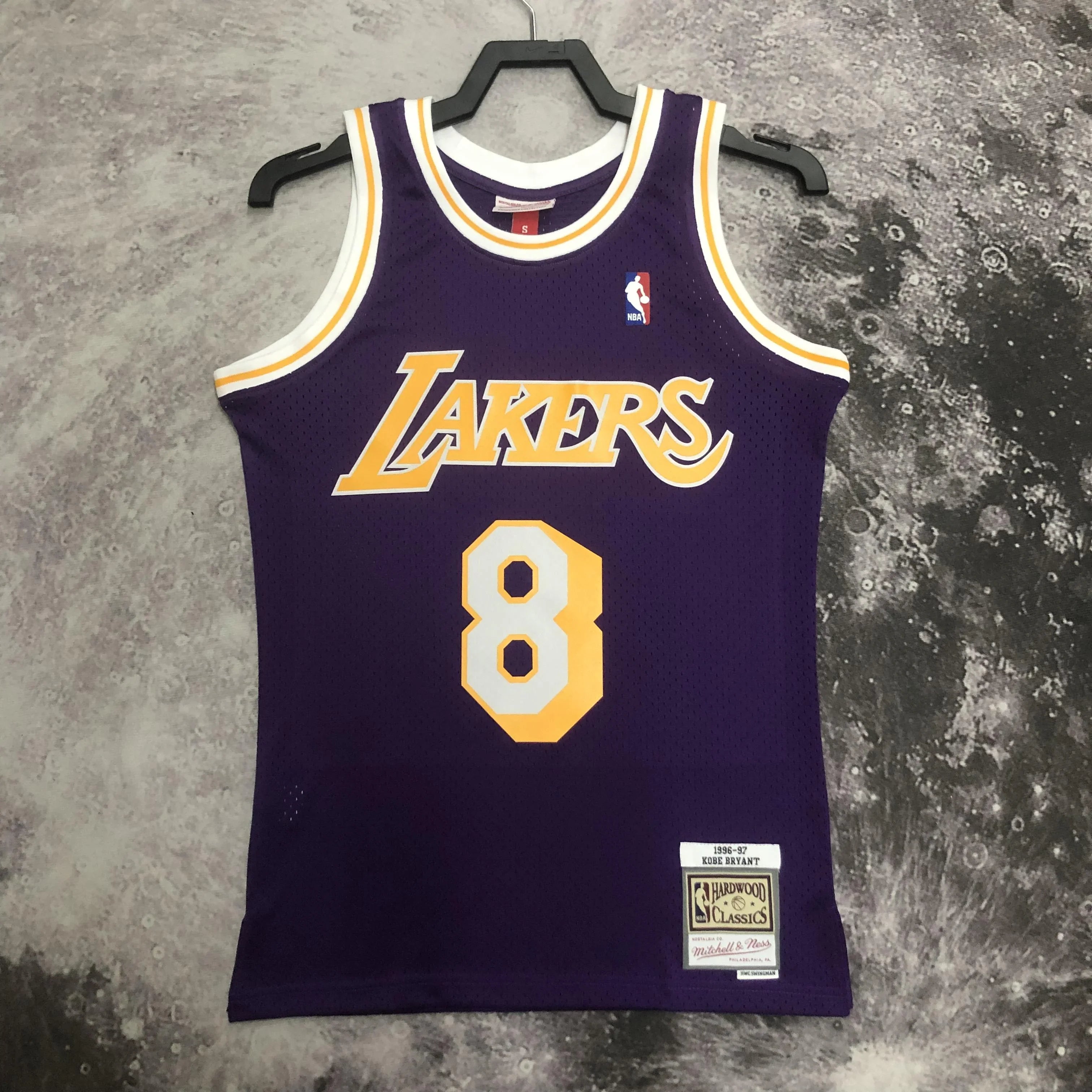 Regata Swingman Los Angeles Lakers Mitchell & Ness Roxa Hardwood Classics 1996/97 - OGJERSEYSHOP