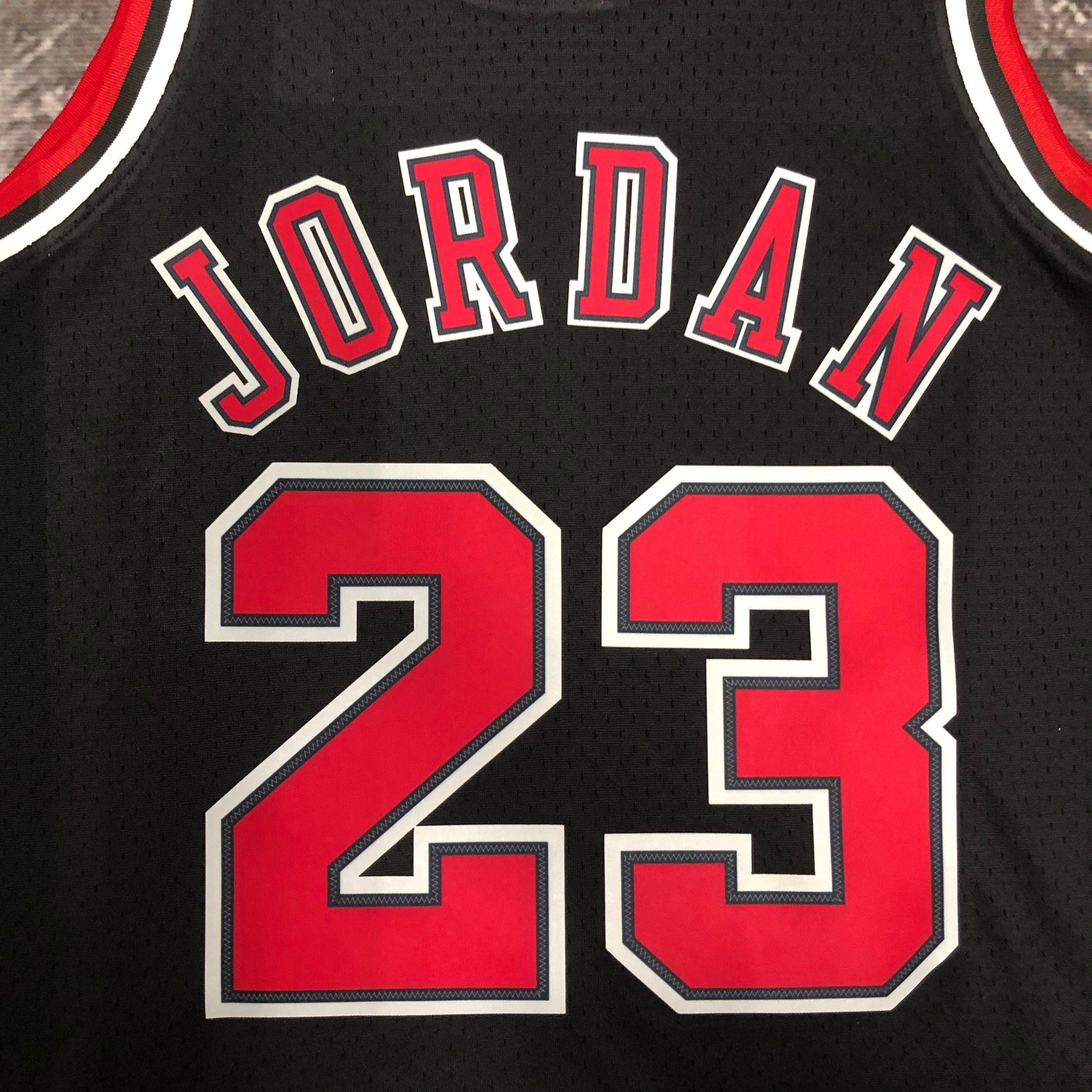 Regata Swingman Chicago Bulls Mitchell & Ness Hardwood Classics 1997/98 Preta - OGJERSEYSHOP