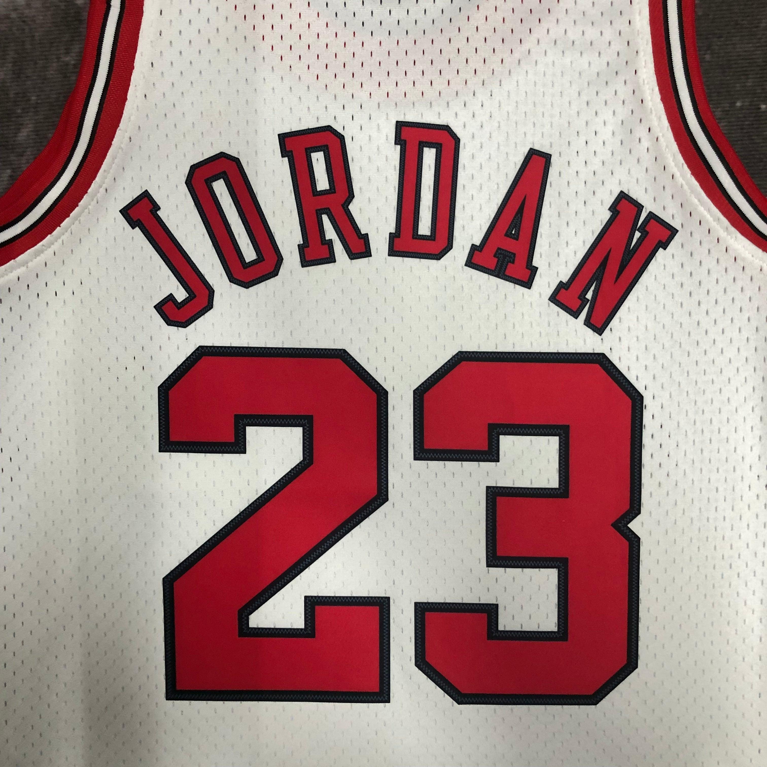 Regata Swingman Chicago Bulls Mitchell & Ness Hardwood Classics 1997/98 Branca - OGJERSEYSHOP