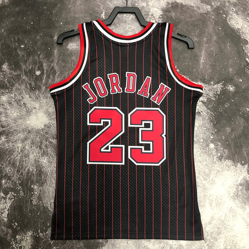 Regata Swingman Chicago Bulls Mitchell & Ness Hardwood Classics 1995/96 Preta/Vermelha - OGJERSEYSHOP