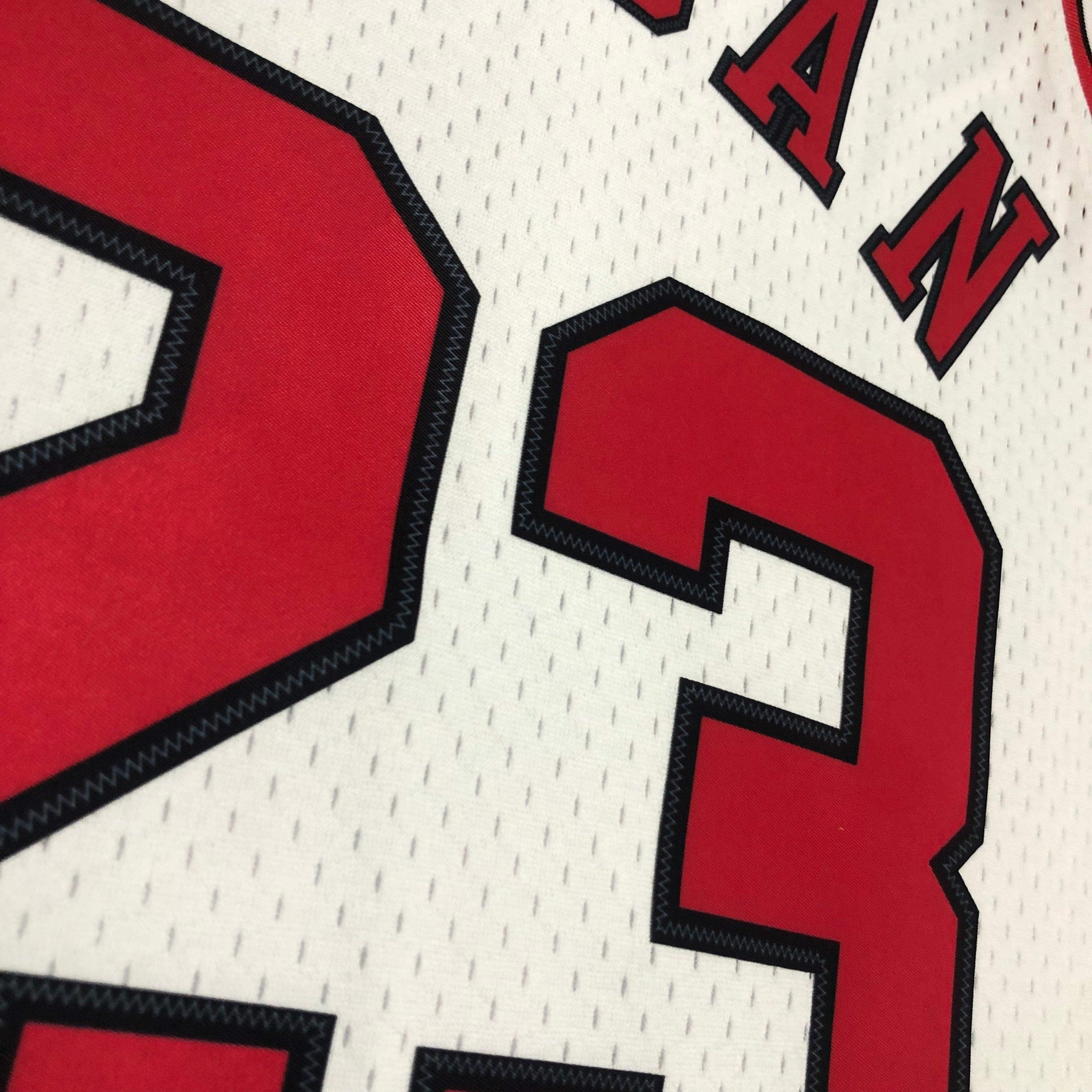 Regata Swingman Chicago Bulls Mitchell & Ness Hardwood Classics 1997/98 Branca - OGJERSEYSHOP