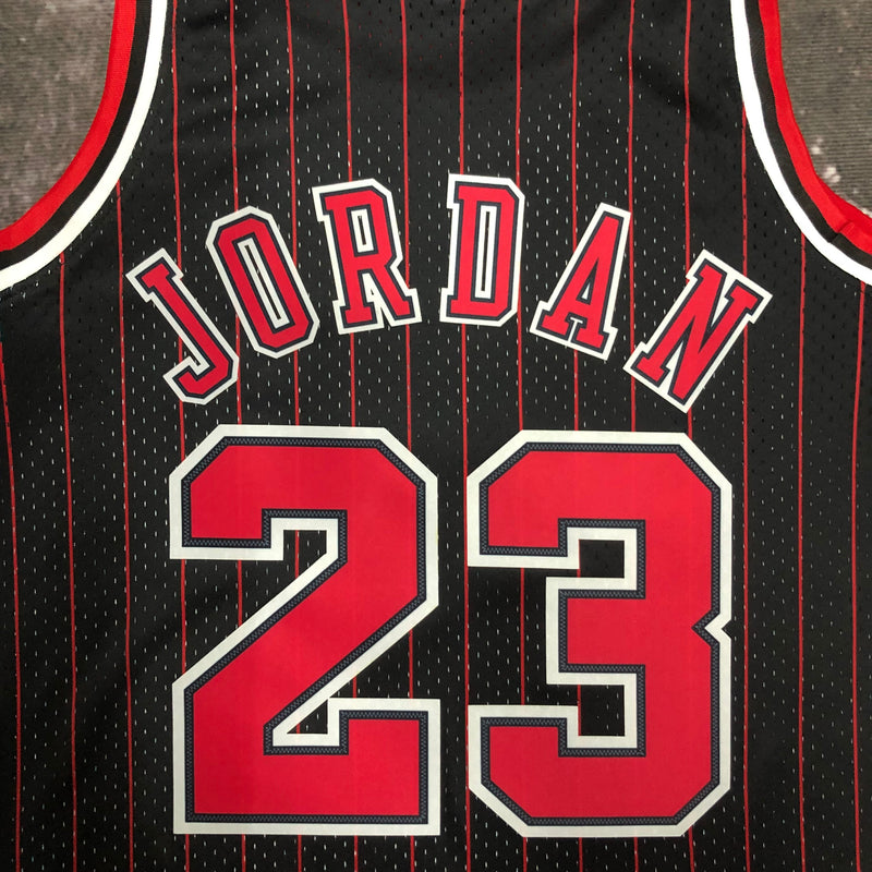 Regata Swingman Chicago Bulls Mitchell & Ness Hardwood Classics 1995/96 Preta/Vermelha - OGJERSEYSHOP